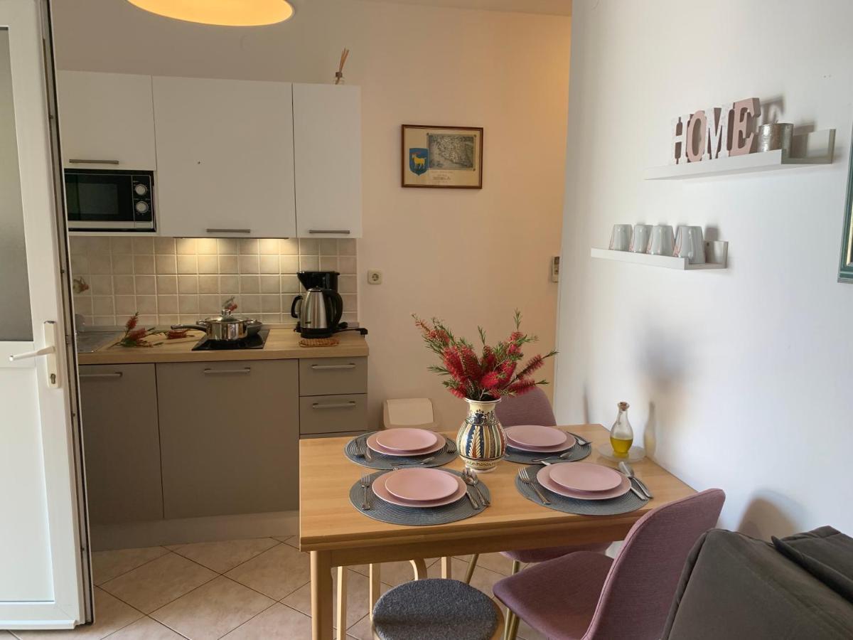 Villa Ulika - 3 Apt For 4 Persons Pula Exterior photo