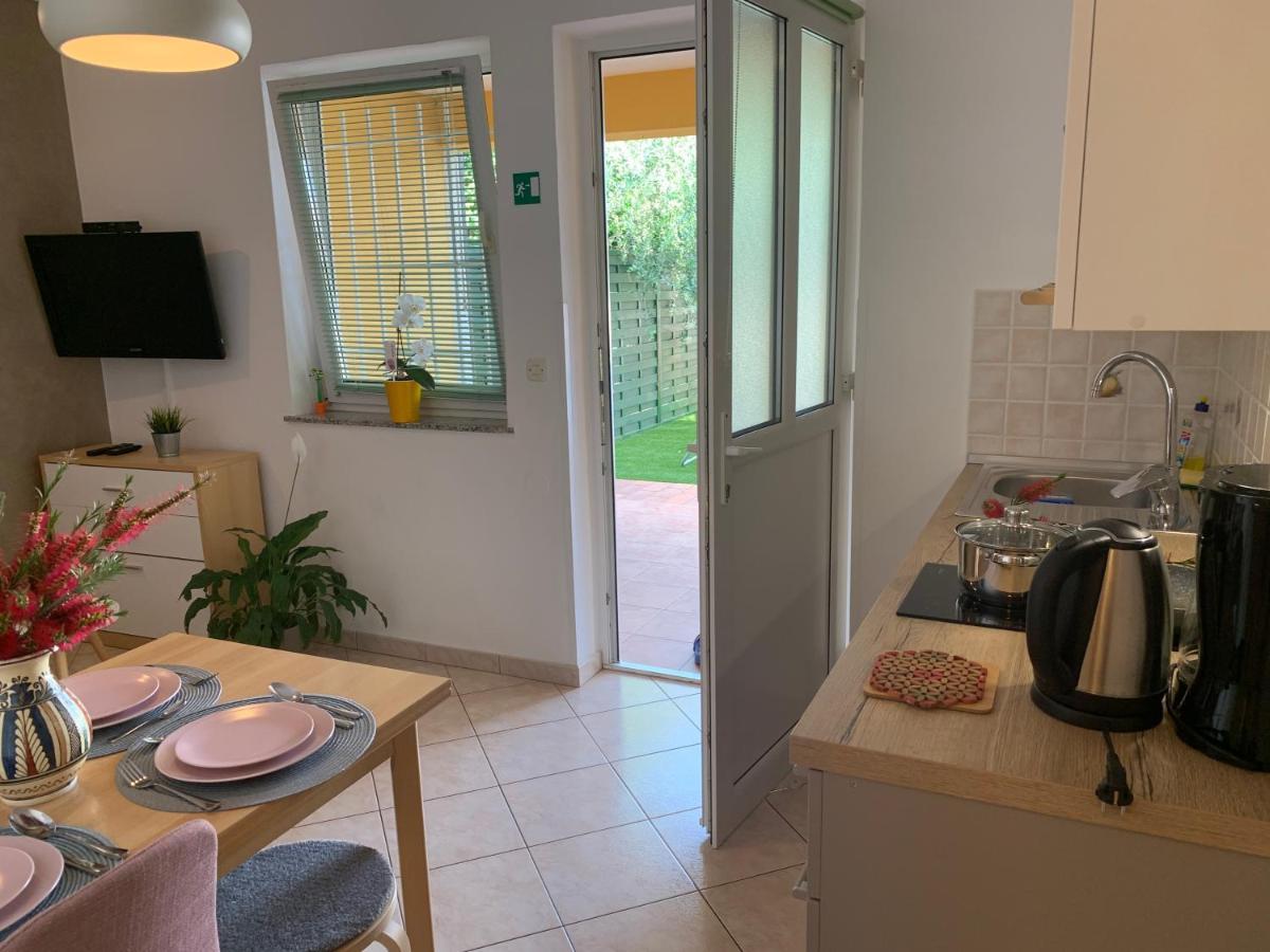 Villa Ulika - 3 Apt For 4 Persons Pula Exterior photo