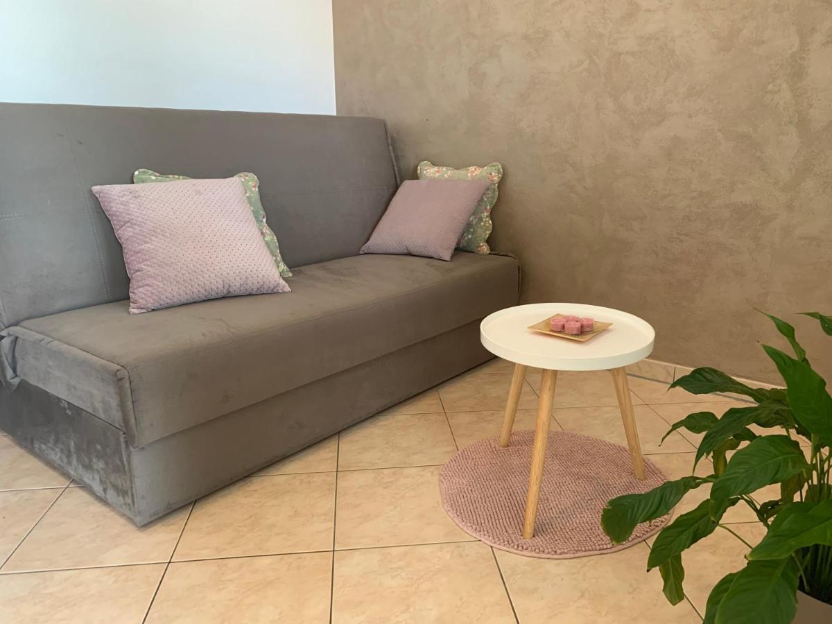 Villa Ulika - 3 Apt For 4 Persons Pula Exterior photo