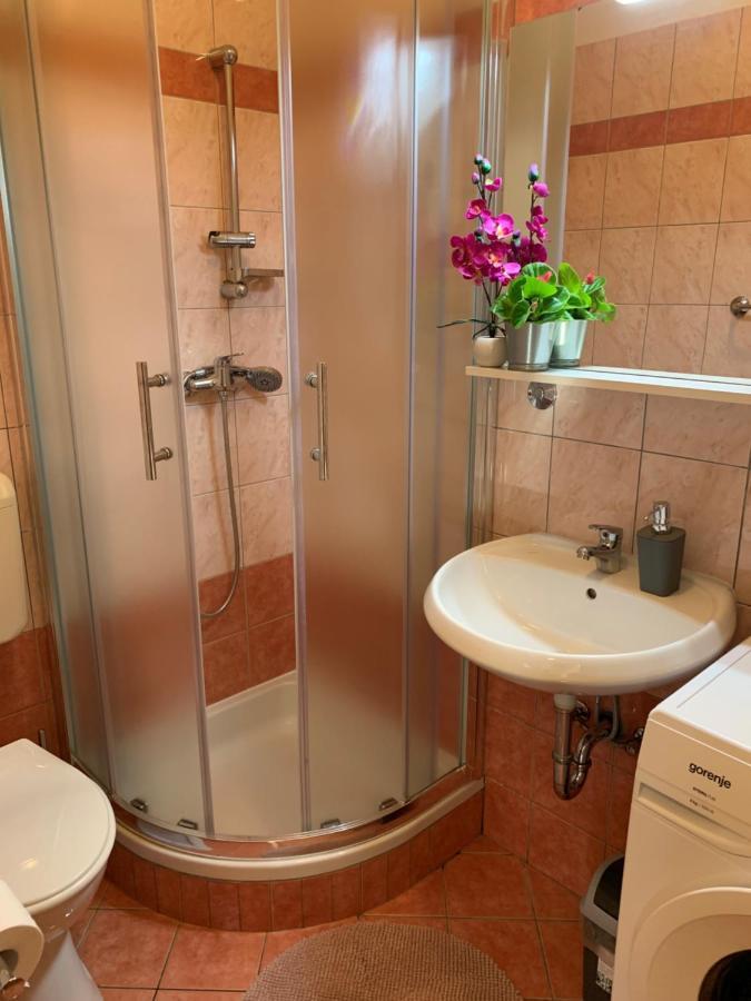 Villa Ulika - 3 Apt For 4 Persons Pula Exterior photo