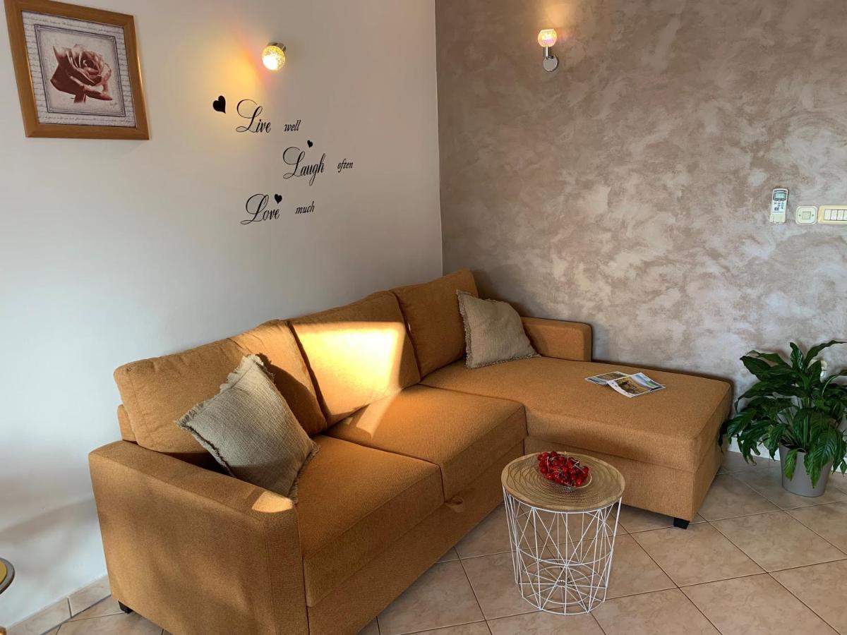 Villa Ulika - 3 Apt For 4 Persons Pula Exterior photo