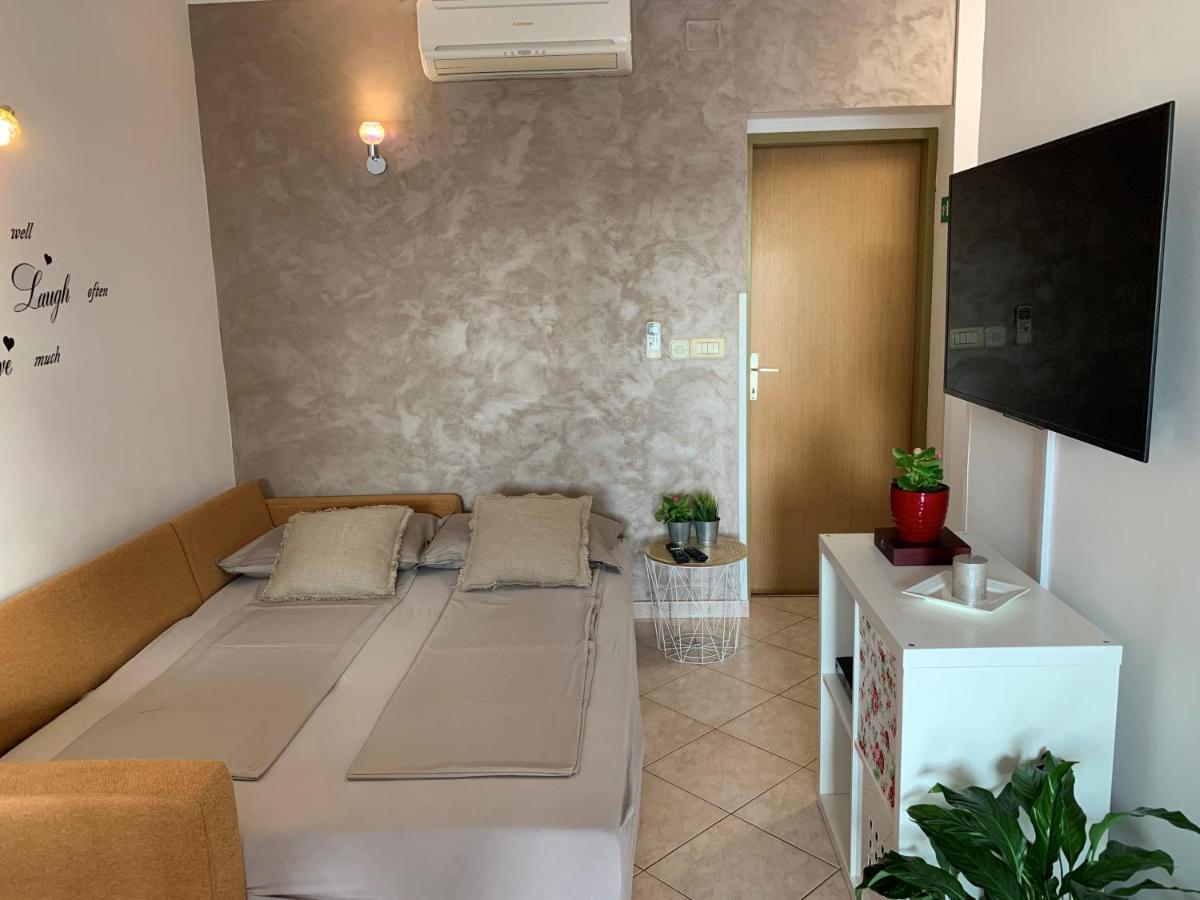Villa Ulika - 3 Apt For 4 Persons Pula Exterior photo