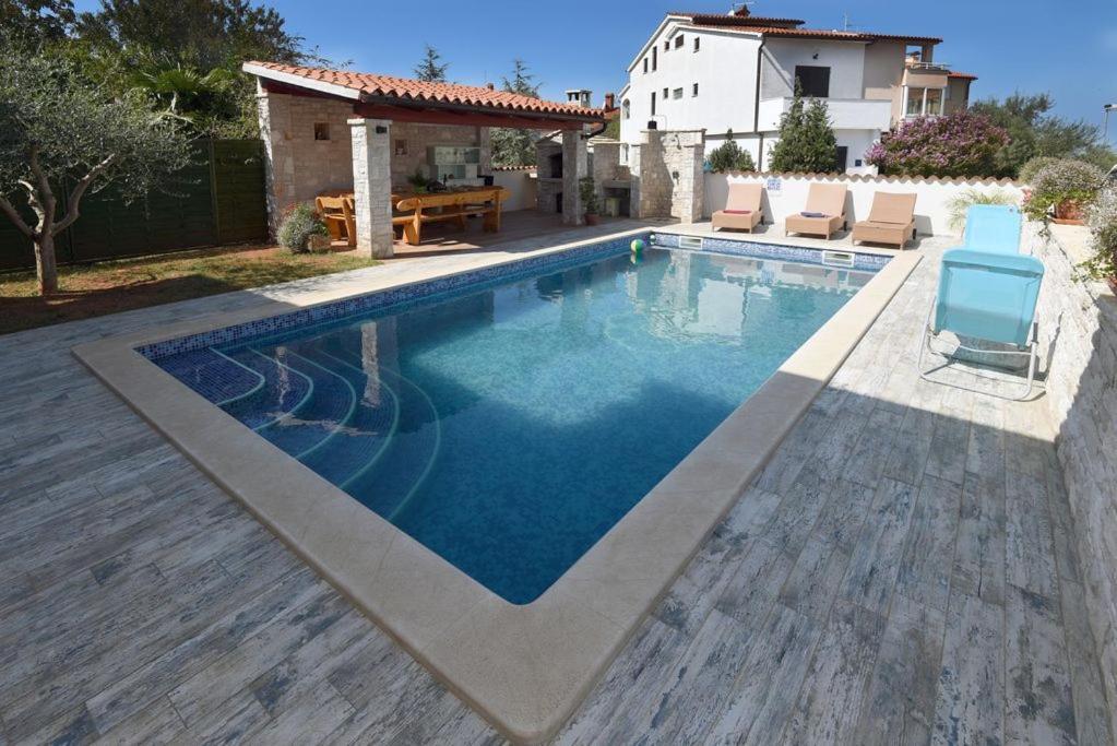 Villa Ulika - 3 Apt For 4 Persons Pula Exterior photo