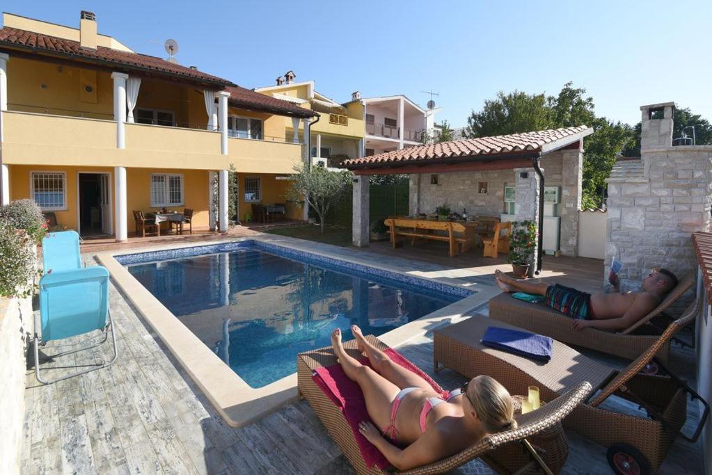 Villa Ulika - 3 Apt For 4 Persons Pula Exterior photo