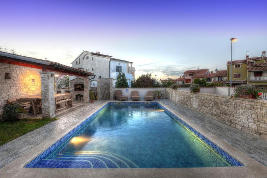 Villa Ulika - 3 Apt For 4 Persons Pula Exterior photo