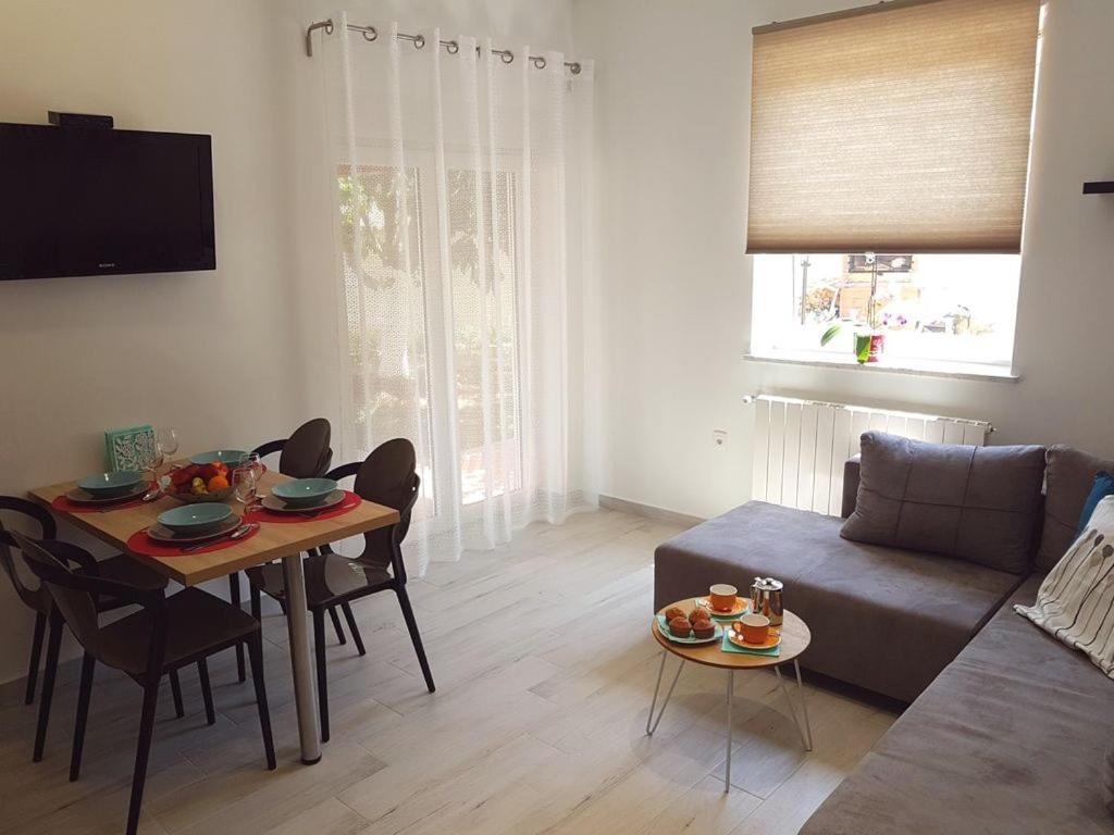 Villa Ulika - 3 Apt For 4 Persons Pula Exterior photo