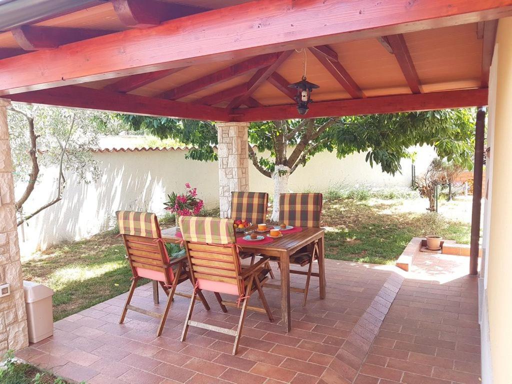 Villa Ulika - 3 Apt For 4 Persons Pula Exterior photo