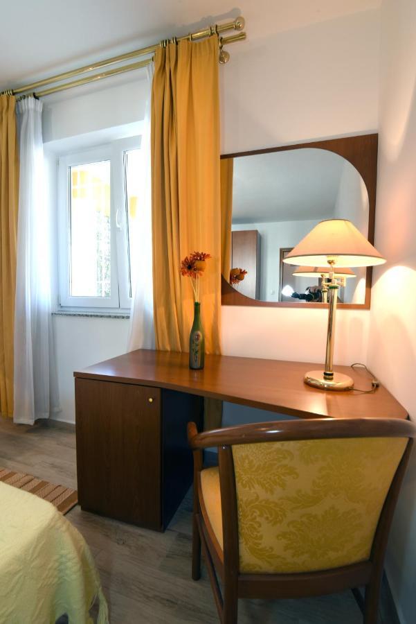 Villa Ulika - 3 Apt For 4 Persons Pula Exterior photo