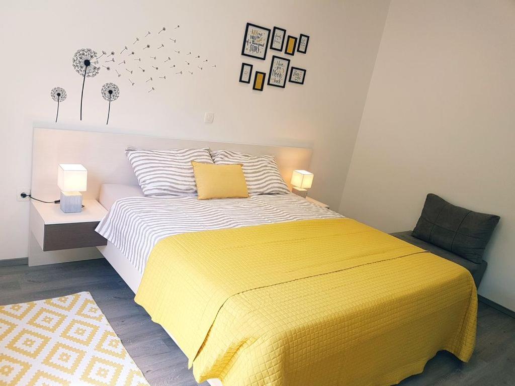 Villa Ulika - 3 Apt For 4 Persons Pula Exterior photo