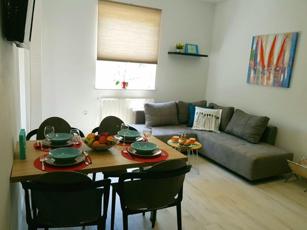 Villa Ulika - 3 Apt For 4 Persons Pula Exterior photo